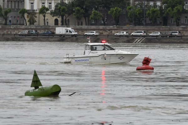 헝가리 수도 부다페스트에서 29일 한국 관광객들이 탄 유람선이 다른 배와 충돌해 침몰한 가운데, 30일(현지시간) 사고가 발생한 다뉴브강(헝가리어 두나 강)에서 구조선이 생존자들을 찾고 있다.