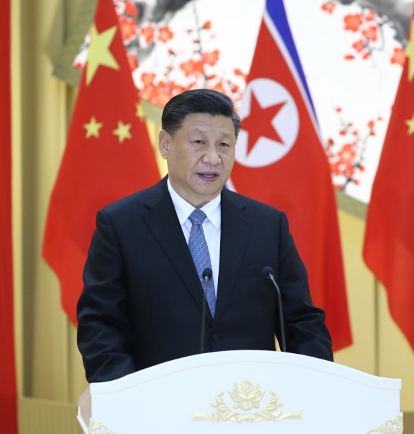 북한을 국빈방문한 시진핑 중국 국가주석이 20일 평양 금수산 영빈관에서 열린 환영만찬에 참석해 연설하고 있다.