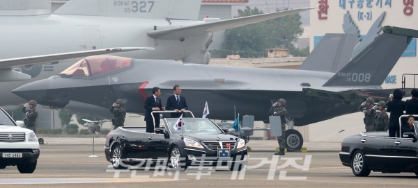 문재인 대통령이 1일 대구 공군기지에서 열린 제71주년 국군의 날 기념식에 육·해·공군 전력 사열을 하고 있다. 뒤로 공군의 최신예 스텔스 전투기 F-35A가 보이고 있다.ⓒ뉴시스