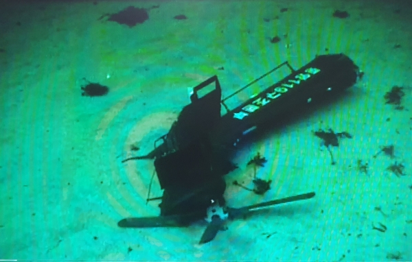 해군 청해진함 수중무인탐사기(ROV)에서 촬영한 독도 인근에서 추락한 소방헬기 동체의 꼬리 부분이다. (사진=해군 제공)