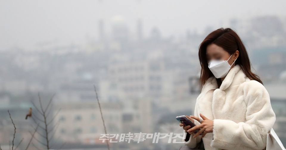 중국발 스모그의 영향으로 미세먼지 농도가 나쁨 상태를 나타낸 11일 오전 서울 용산구 한남동에서 한 시민이 마스크를 쓰고 있다.