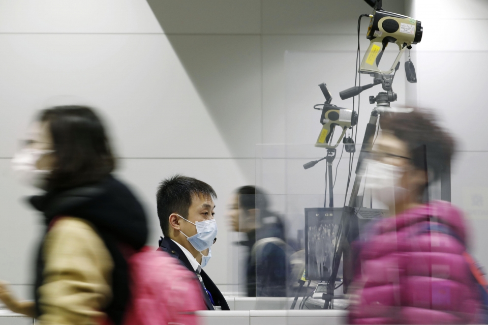 일본 오사카(大阪)에 위치한 간사이(関西) 공항에서 지난 22일 마스크를 쓴 사람들이 체온측정 카메라 앞을 지나치고 있다. 일본 당국은 '우한 폐렴' 감염 방지를 위해 대책을 강화하고 있다.ⓒap