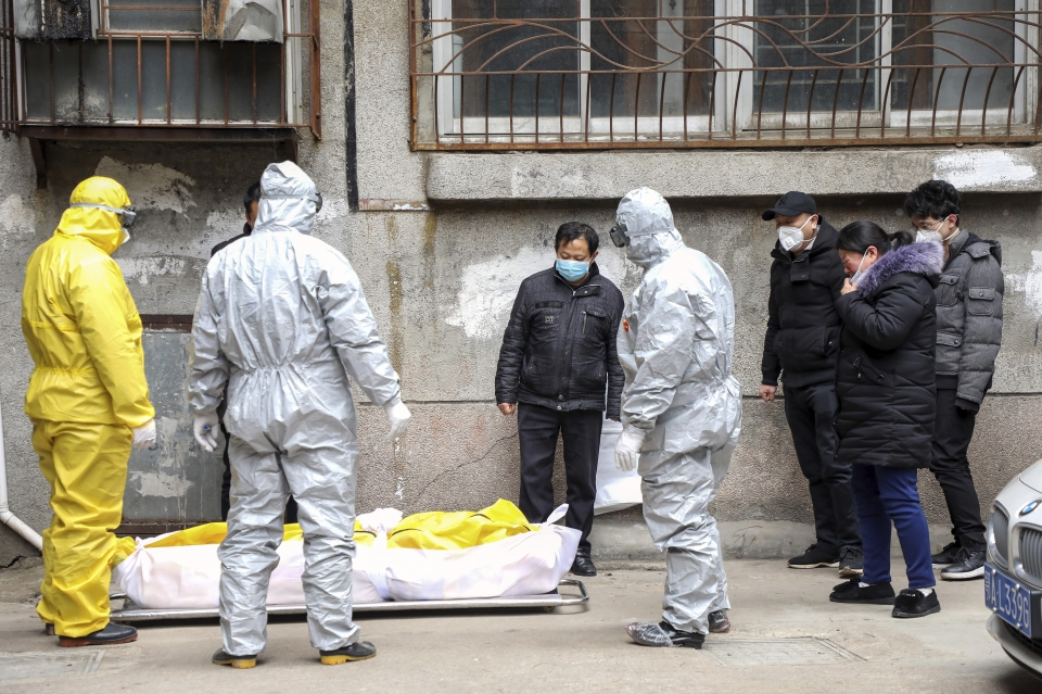 1일 중국 후베이성 우한에서 신종 코로나 바이러스 감염증의 사망자 시신을 장의업 직원들이 옮기고 있다. 1월9일 첫 사망자가 나왔던 우한시 희생자 수가 1일 자정까지 220명을 육박했다.ⓒap