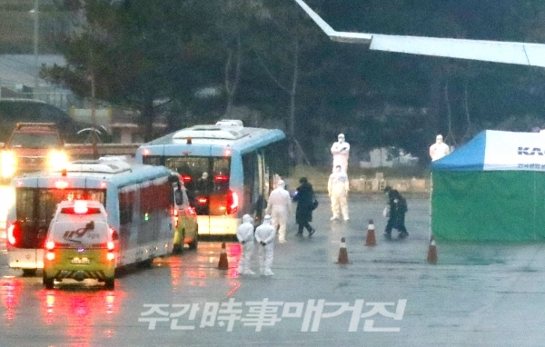 신종 코로나바이러스 감염증(우한 폐렴)이 발생한 중국 후베이성 우한 교민과 중국인 가족들이 12일 오전 서울 강서구 김포국제공항에 도착, 추가 검역을 받고 버스로 이동하고 있다.