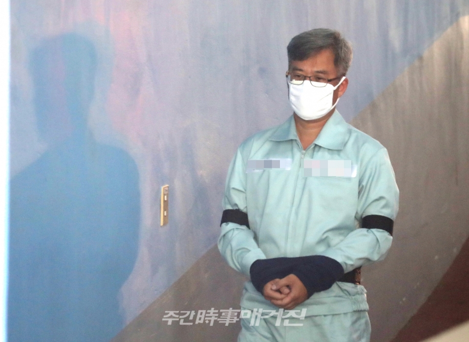 댓글 조작 의혹 사건으로 구속기소된 드루킹 김동원씨가 지난 19일 오후 항소심 공판이 열리는 서울 서초구 중앙지법으로 들어가고 있다.ⓒ뉴시스