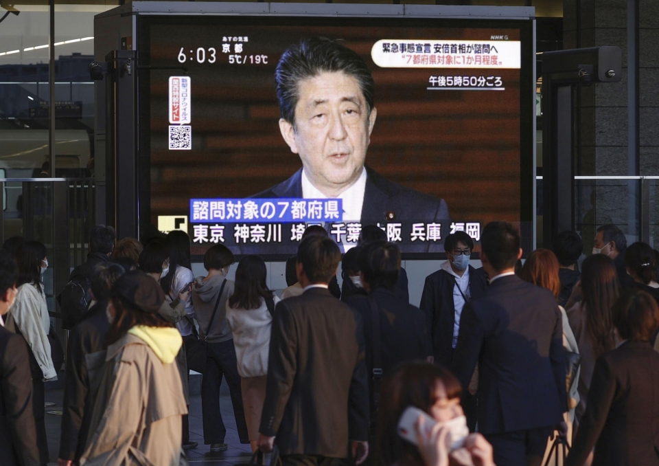 아베 총리 기자회견 TV로 지켜보는 오사카 시민들ⓒap