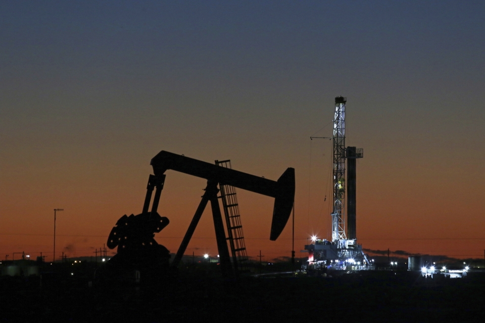 미국 텍사스주 미들랜드의 석유 굴착기와 펌프 잭(pump jack)의 모습.ⓒap