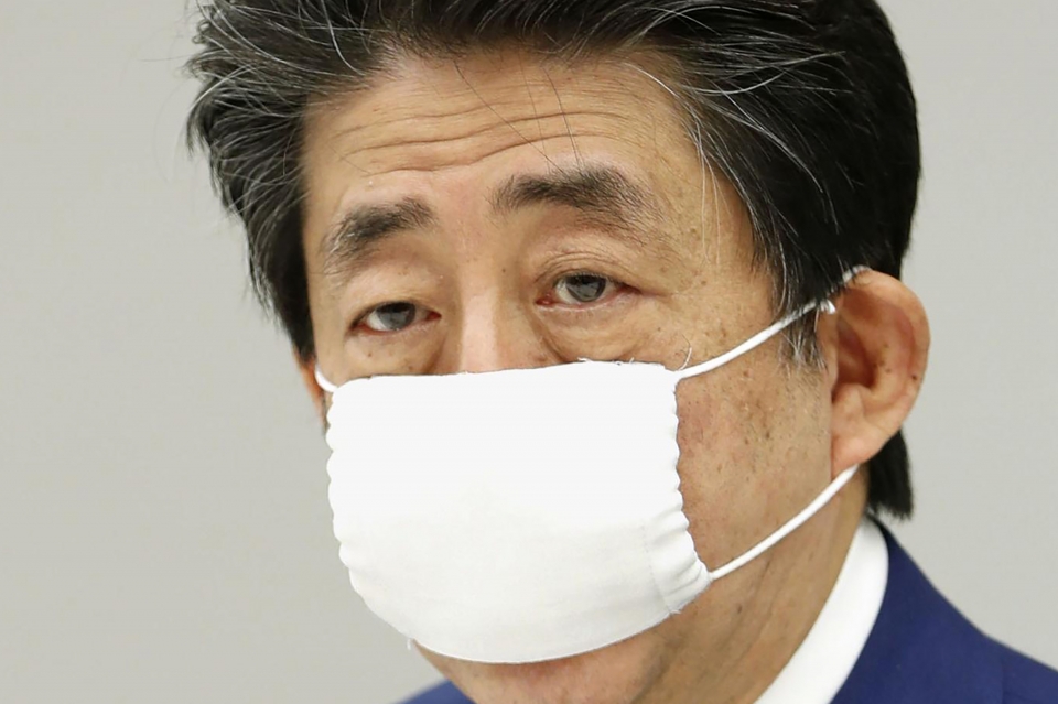 지난 11일 아베 신조 일본 총리(가운데)가 총리 관저에서 신종 코로나바이러스 감염증(코로나19) 정부 대책 본부 회의를 주재하고 있다. ⓒap