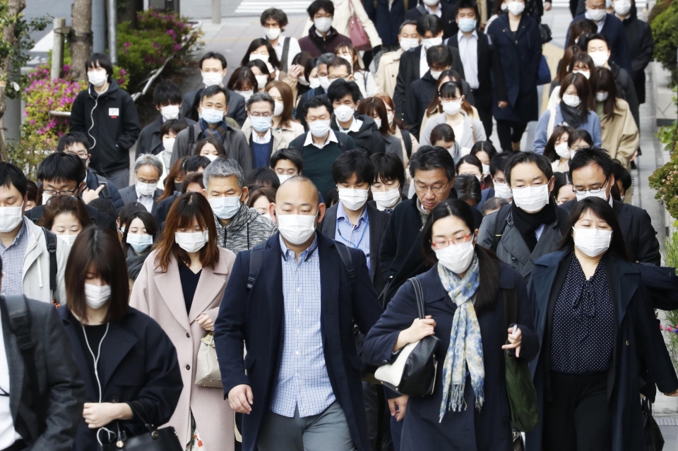 17일 일본 도쿄에서 신종 코로나바이러스 감염증(코로나19) 예방을 위해 마스크를 쓴 시민들이 출근길에 나서고 있다. 아베 신조 일본 총리는 코로나19 ⓒap