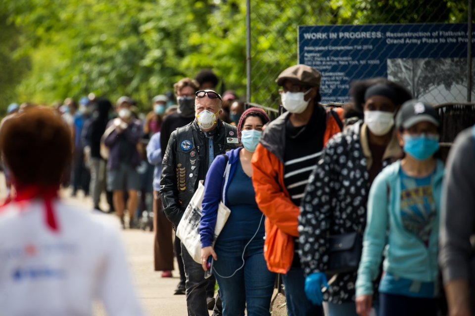 3일(현지시간) 미국 뉴욕 브루클린 자치구의 프로스펙트 공원에서 신종 코로나바이러스 감염증(코로나19) 예방을 위해 마스크를 쓴 시민들이 무료 마스크를 받기 위해 줄 서서 순서를 기다리고 있다. ⓒap