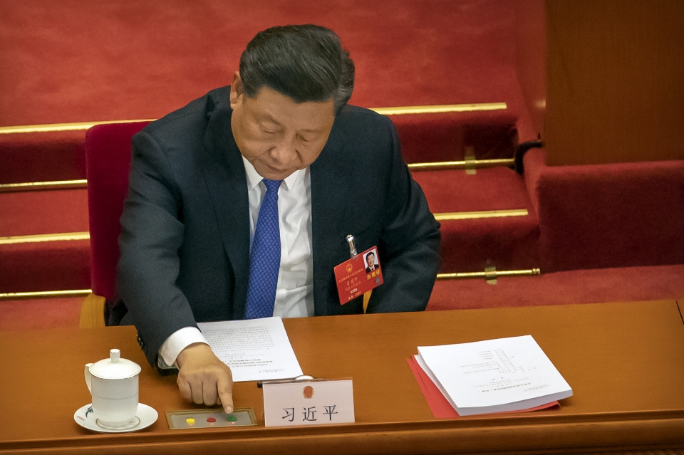 시진핑 중국 국가주석이 28일 베이징에서 열린 제13기 전국인민대표대회 제3차 전체회의 최종회기에 참석해 홍콩 국가보안법안 의결을 위해 투표하고 있다. 중국 정부는 이날 미국 등 국제사회의 반대와 논란 속에 홍콩 보안법 등을 통과시켰다.ⓒap