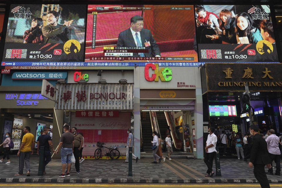 28일 홍콩의 한 거리에 시진핑 중국 국가주석이 베이징에서 폐막한 제13기 전국인민대표대회 제3차 전체회의에 참석해 연설하는 모습이 TV로 생중계되고 있다. 중국 정부는 이날 미국 등 국제사회의 반대와 논란 속에 홍콩 보안법 등을 통과시켰다. ⓒap