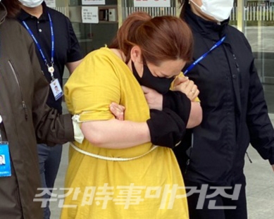 의붓아들을 여행용 가방에 가둬 의식불명 상태에 빠트린 혐의로 긴급체포 된 40대 여성이 3일 오후 영장실질심사를 받기 위해 대전지원 천안지원으로 향하고 있다.ⓒ뉴시스