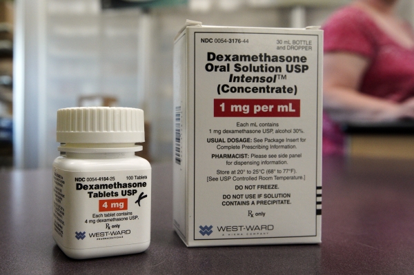 16일 화요일, 네바다 주 오마하의 한 약국에 덱사메타손 패키지가 전시되어 있다. 영국의 연구원들은 화요일 이 약이 COVID-19 생존을 향상시킬 수 있다는 최초의 증거를 가지고 있다고 말했다.ⓒap
