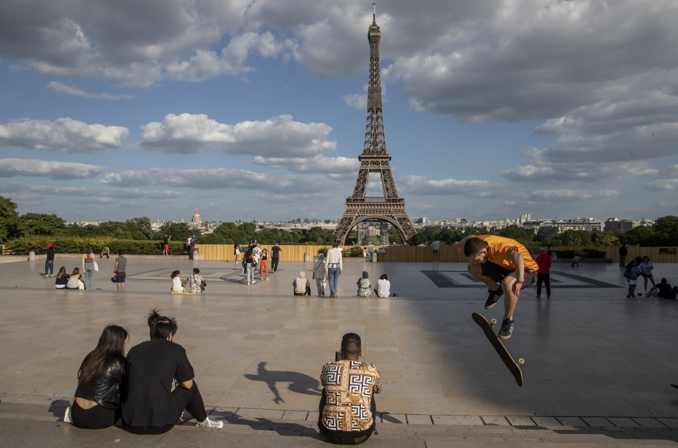 유럽연합(EU)은 30일(현지시간) 한국을 포함한 15개국의 입국을 허용했다. 사진은 지난달 25일 프랑스 파리 에펠탑 앞 광장에서 시민들이 휴식을 취하는 모습. ⓒap