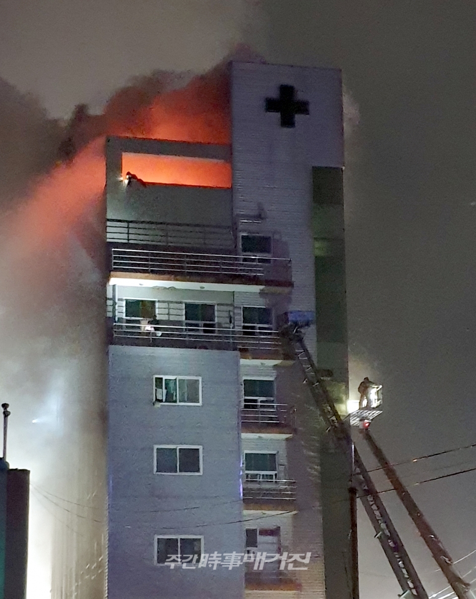 10일 오전 3시42분께 전남 고흥군 고흥읍 윤호21병원에서 불이나 2명이 숨지고 28명이 부상을 입은 가운데 불이난 병원 건물에서 고가사다리를 이용해 구조작업을 벌이고 있다. (사진=독자제공).