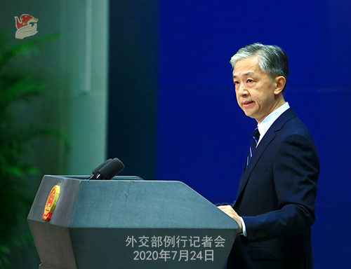 중국 외교부 왕원빈 대변인은 24일 오후 베이징에서 정례 기자회견을 주재하면서 기자들의 질의에 응답하고 있다. (사진출처: 중국 외교부 홈페이지 캡처)