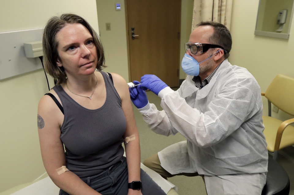 미국 바이오기업 모더나가 18일(현지시간) 코로나 19 백신 1차 임상실험에 성공했다고 밝혔다. 사진은 3월 16일 시애틀에서 모더나의 백신 주사를 맞고 있는 한 여성의 모습. ⓒap