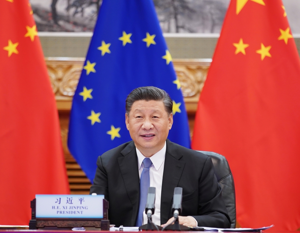시진핑 중국 국가주석이 22일(현지시간) 중국 베이징에서 샤를 미셸 EU(유럽연합) 상임의장, 우르술라 폰 데어 라이엔 EU 집행위원장과 화상회의를 하고 있다.ⓒ신화