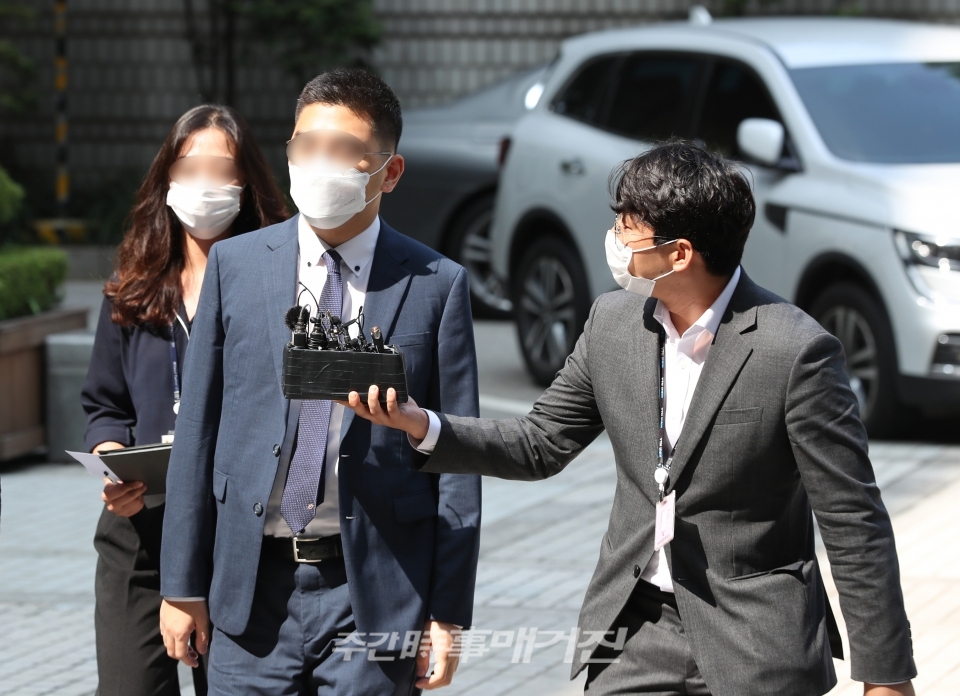 이른바 '검·언유착 의혹' 사건의 핵심 피의자로 꼽히는 이동재 전 채널A 기자가 구속 전 피의자심문(영장실질심사)을 받기 위해 17일 서울중앙지방법원으로 출석하고 있다.