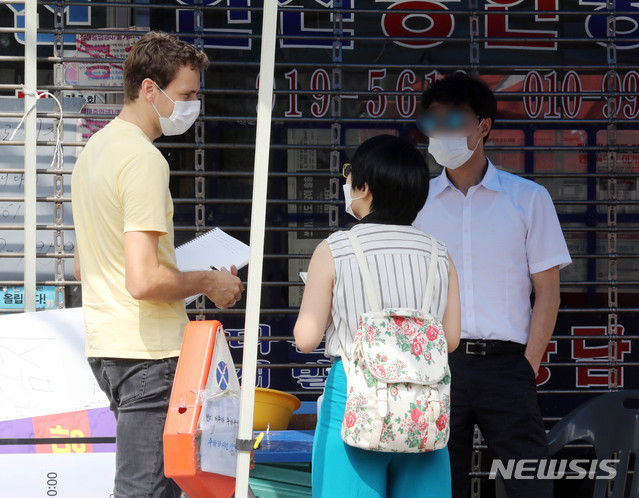네덜란드 외신 기자가 20일 오전 서울 성북구 사랑제일교회 앞에서 교회 관계자를 취재하고 있다.