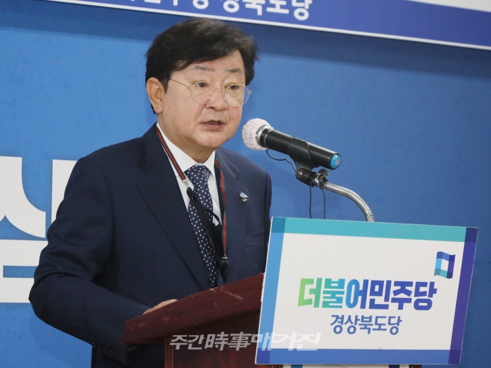 권영세 안동시장이 14일 더불어민주당 경북도당에서 열린 입당식에서 입장을 밝히고 있다.