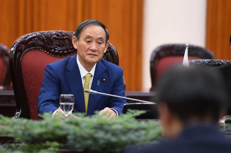 베트남을 공식 방문한 스가 요시히데 일본 총리가 19일 하노이 정부청사에서 응우옌 쑤언 푹 베트남 총리와 회담하고 있다.ⓒap