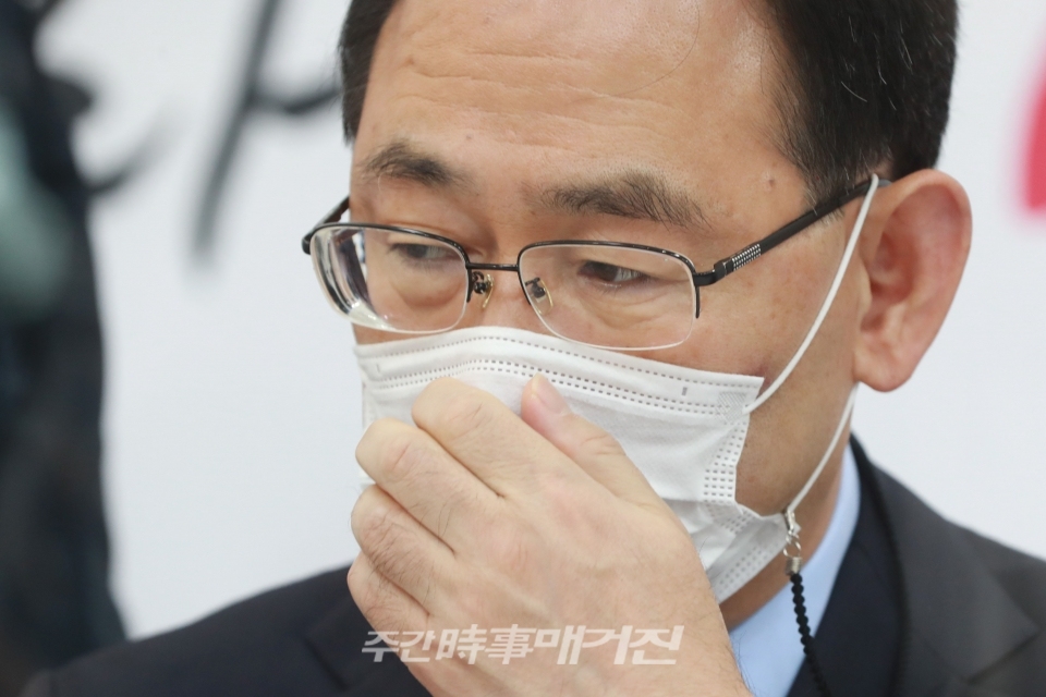 주호영 국민의힘 원내대표가 20일 오전 서울 여의도 국회에서 열린 원내대표단회의에서 마스크를 고쳐쓰고 있다.ⓒ뉴시스