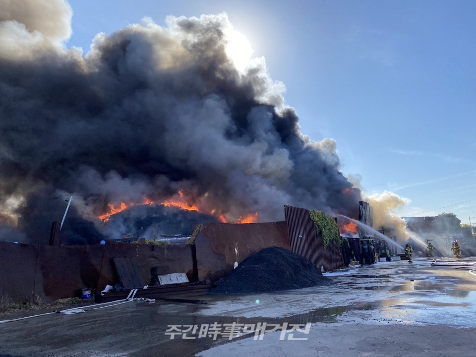 28일 오후 1시55분께 인천 연수구 동춘동의 한 폐기물 처리장에서 불이났다는 신고가 접수돼 소방당국이 진화작업을 벌이고 있다.