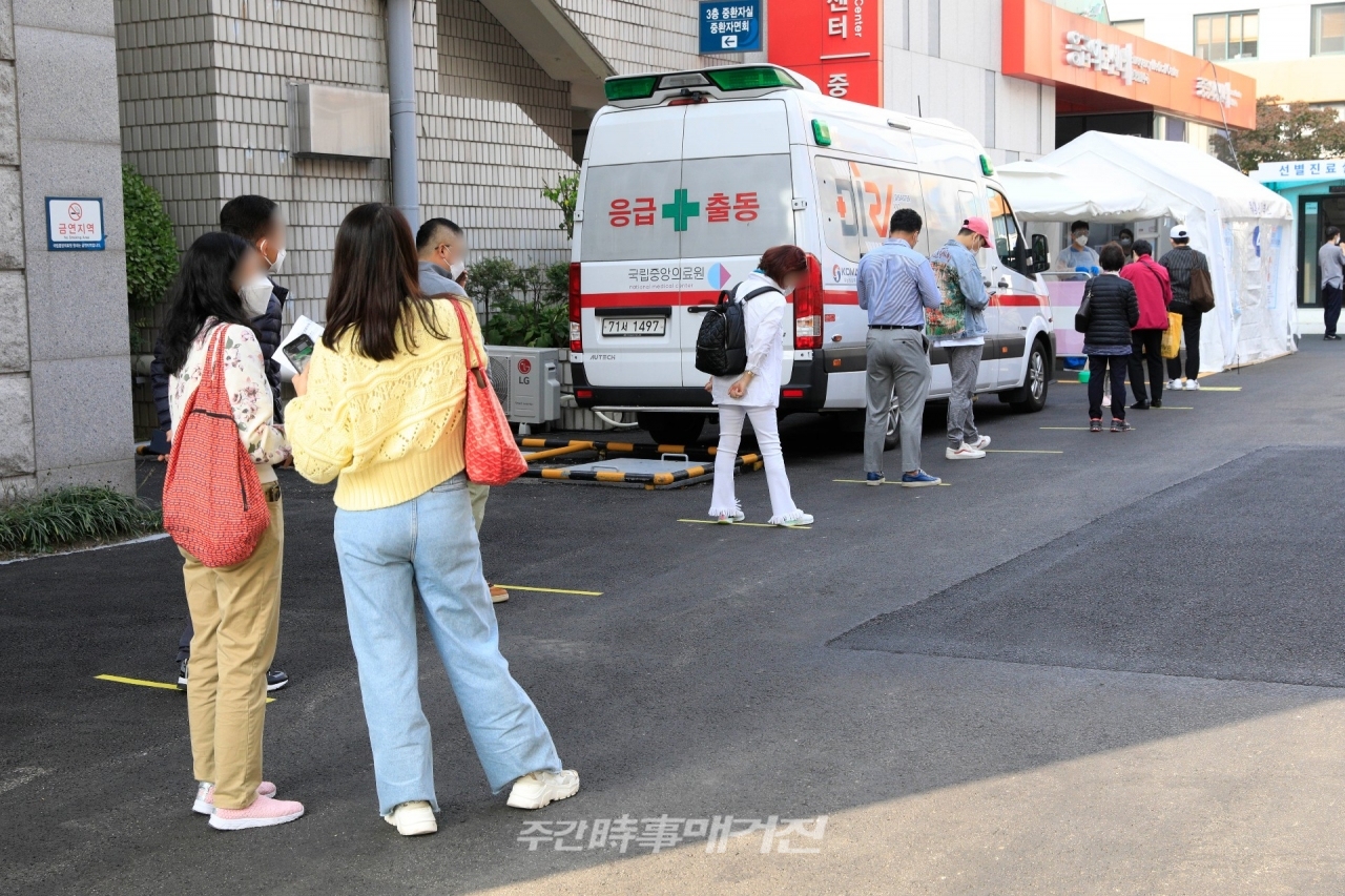 신종 코로나바이러스 감염증(코로나19) 신규 확진자 수가 121명으로 집계된 22일 오후 서울 중구 국립중앙의료원 코로나19 선별진료소에서 내원객들이 검사를 받기 위해 줄을 서 있다.