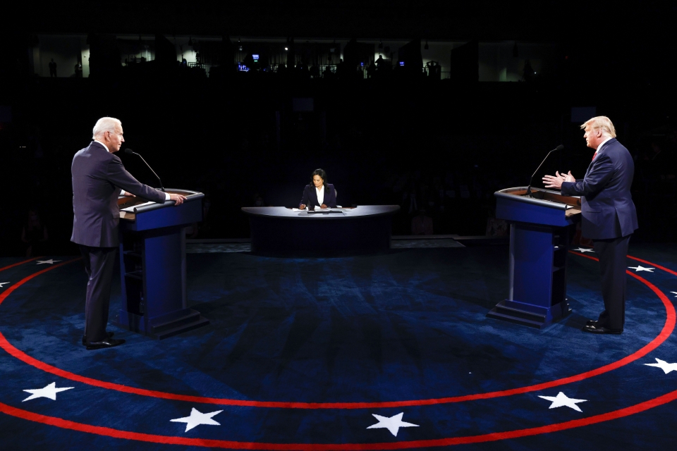 도널드 트럼프(오른쪽) 미국 대통령과 조 바이든 민주당 후보가 22일(현지시간) 미 테네시주 내슈빌의 벨몬트대에서 미 대선 최종 토론을 하고 있다.ⓒap