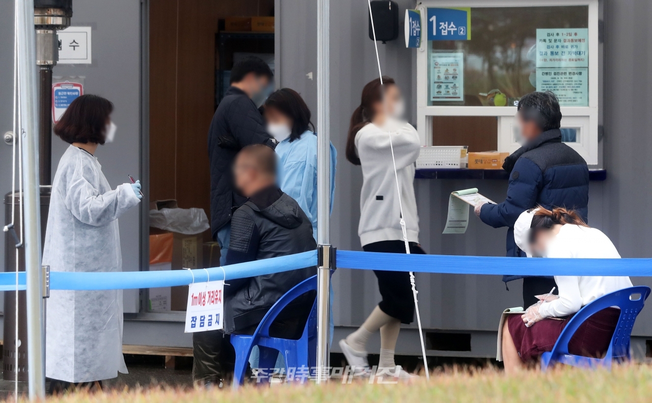 신종 코로나바이러스 감염증(코로나19) 신규 확진자가 313명으로 집계된 18일 오후 서울 영등포구 보건소에 마련된 선별진료소를 찾은 시민들이 검사를 위해 접수하고 있다.
