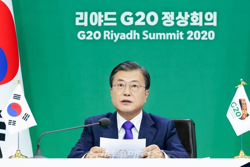 문재인 대통령이 22일 청와대에서 2020년 G20 화상 정상회의(2일차)에 참석해 제2세션의 주제인 '포용적·지속가능·복원력 있는 미래'와 관련 의제 발언을 하고 있다.