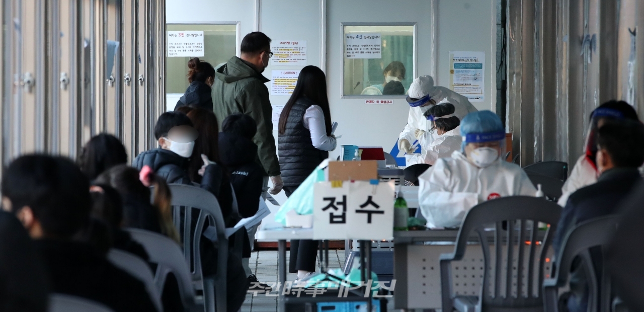 서울지역 신종 코로나바이러스 감염증(코로나19) 확진자가 하루 새 112명 늘며 5일 연속 세 자릿수 증가세를 기록한 가운데 23일 오전 서울 동대문구청 선별진료소에 시민들이 검사를 기다리고 있다.