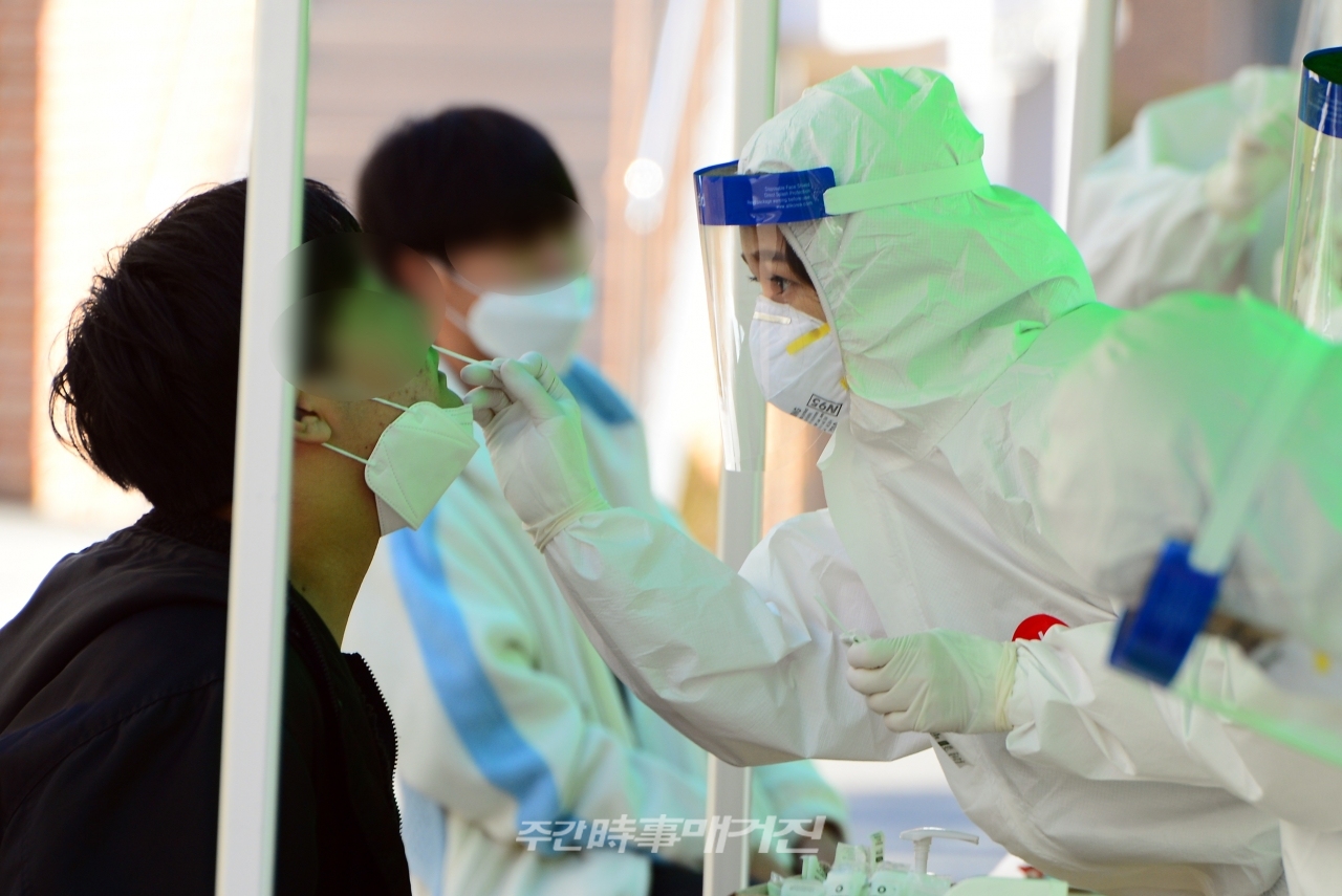 25일 신종 코로나바이러스 감염증(코로나19) 확진자가 발생한 충북 청주의 A고등학교에 마련된 선별진료소에서 학생과 교직원의 선별검사를 진행하고 있다.