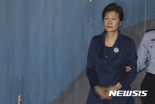 박근혜 전 대통령이 지난 2017년 10월16일 오전 서초구 서울중앙지법으로 구속 연장 후 처음으로 열린 80차 공판에 출석하고 있다.
