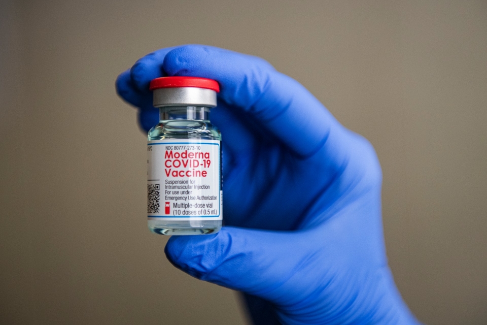 2020년 12월21일 미국에서 모더나 코로나19 백신 접종이 시작된 가운데 이틀 뒤 콜로라도주 도시의 한 커뮤니티 보건소에서 의료진이 모더나 백신 주사병을 들고 있다. ⓒap