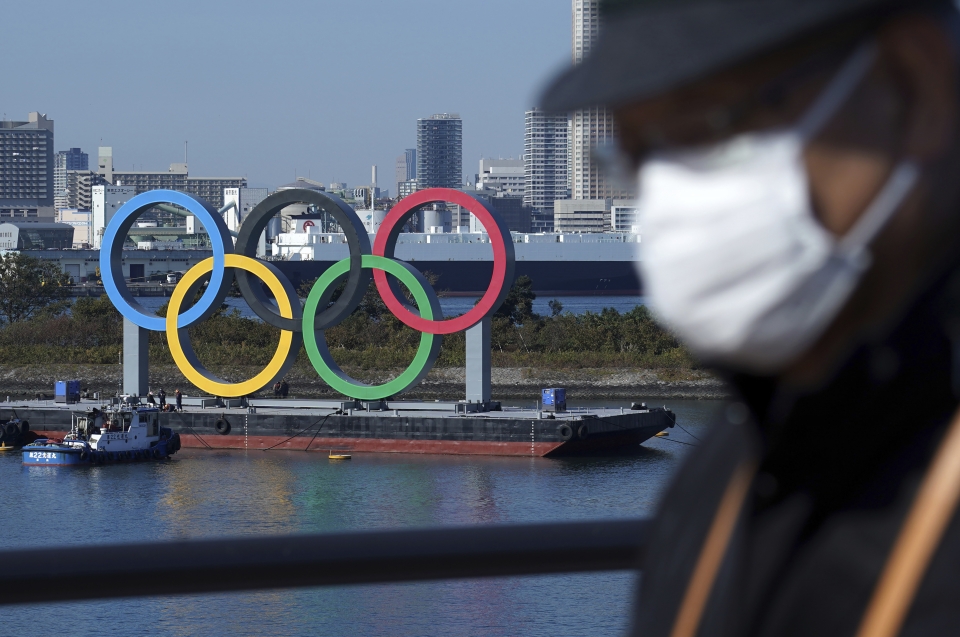 일본 내 코로나19 감염 사례가 증가하면서 도쿄 올림픽 개최 중단에 대한 요구가 커지는 가운데 13일 발표된 한 여론조사 결과 일본 국민의 16%만이 올림픽을 예정대로 '개최해야 한다'라고 답한 것으로 나타났다. 국제올림픽위원회(IOC)와 국내조직위원회는 올림픽의 재차 연기는 불가능하며, 취소나 강행만이 유일한 선택이라고 밝혔다. 사진은 지난해 12월 1일 도쿄의 오다이바 해상에 떠 있는 오륜 마크 모습.ⓒap