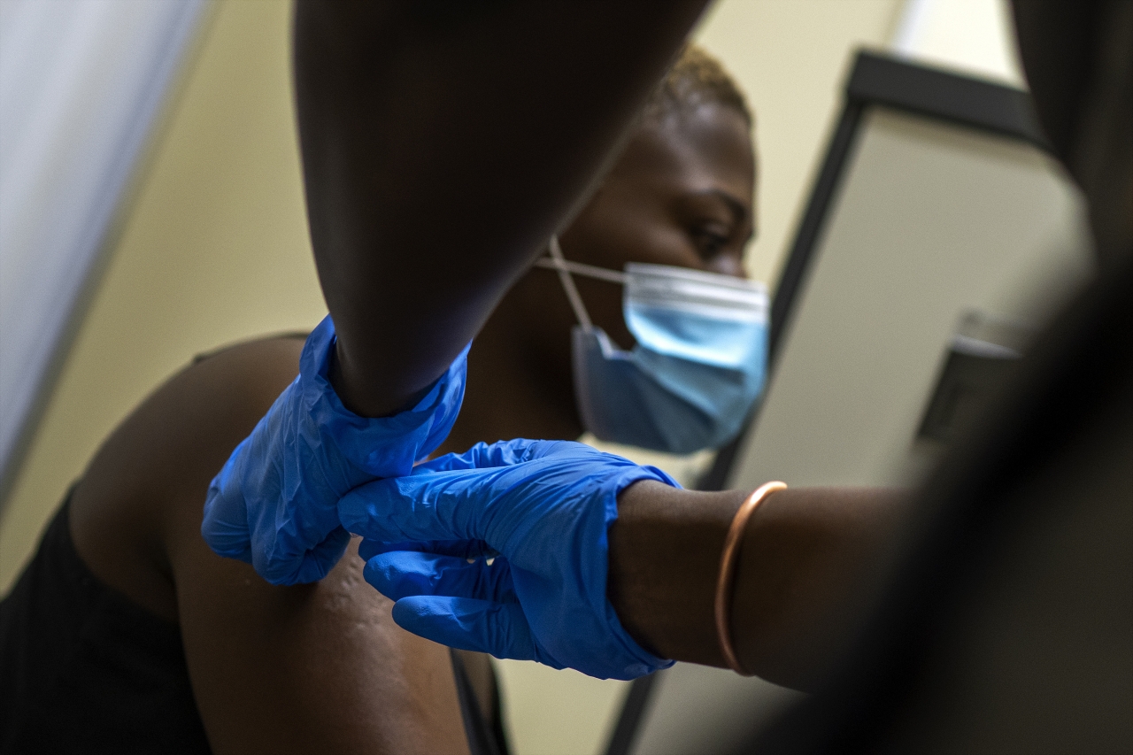 남아프리카공화국은 아스트라제네카 백신이 코로나19 변이 바이러스 대한 효과가 크게 떨어져 이의 배포를 중단했다고 BBC가 7일(현지시간) 보도했다. 남아공은 약 2000명을 대상으로 실험한 결과 아스트라제네카 백신이 가벼운 증상을 보이는 코로나19 환자들에 대한 보호 효과가 크게 떨어진 것으로 나타났다고 밝혔다. 사진은 2020년 11월 30일 요하네스버그 외곽 한 병원에서 한 자원봉사자가 시험 백신을 맞는 모습.ⓒap