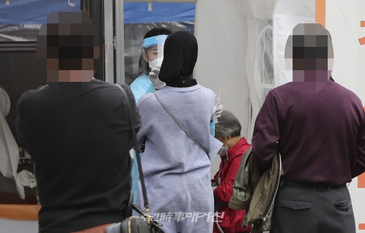 코로나19 신규 확진자 558명 발생하며 3일 연속 500명 이상을 기록하고 있는 2일 오후 서울 중구 국립중앙의료원 코로나19 선별진료소에서 사람들이 코로나19 검사를 받고 있다.