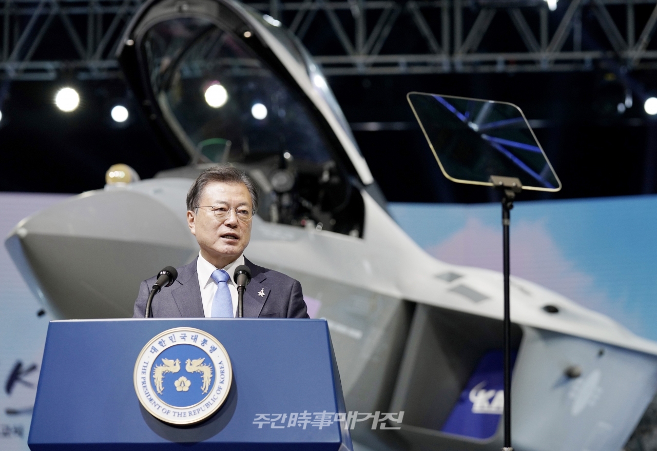 문재인 대통령이 9일 경남 사천시 한국항공우주산업(KAI) 고정익동에서 열린 한국형전투기 보라매(KF-21) 시제기 출고식에서 기념연설을 하고 있다.ⓒ뉴시스