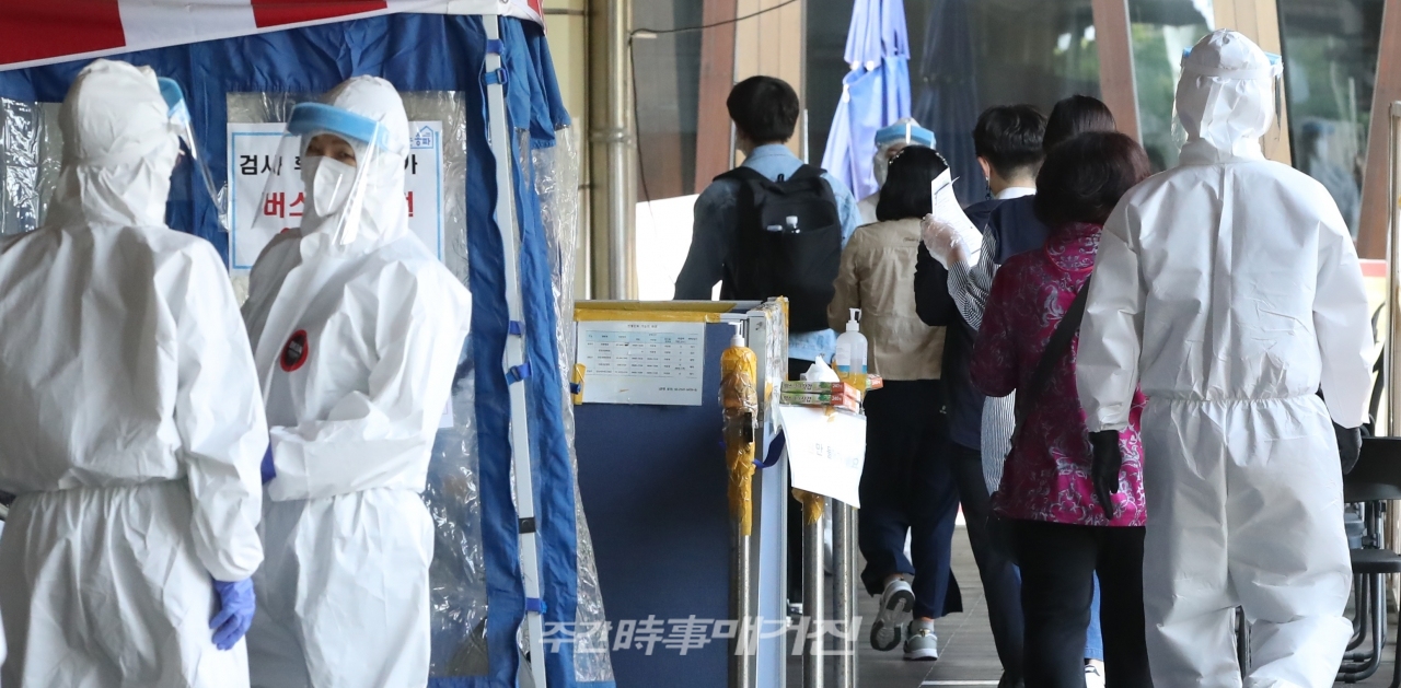 0시 기준 국내 코로나19 신규확진자가 574명 발생한 6일 서울 시내 한 보건소 코로나19 선별진료소에서 검사를 받으려는 시민들이 줄서 있다.