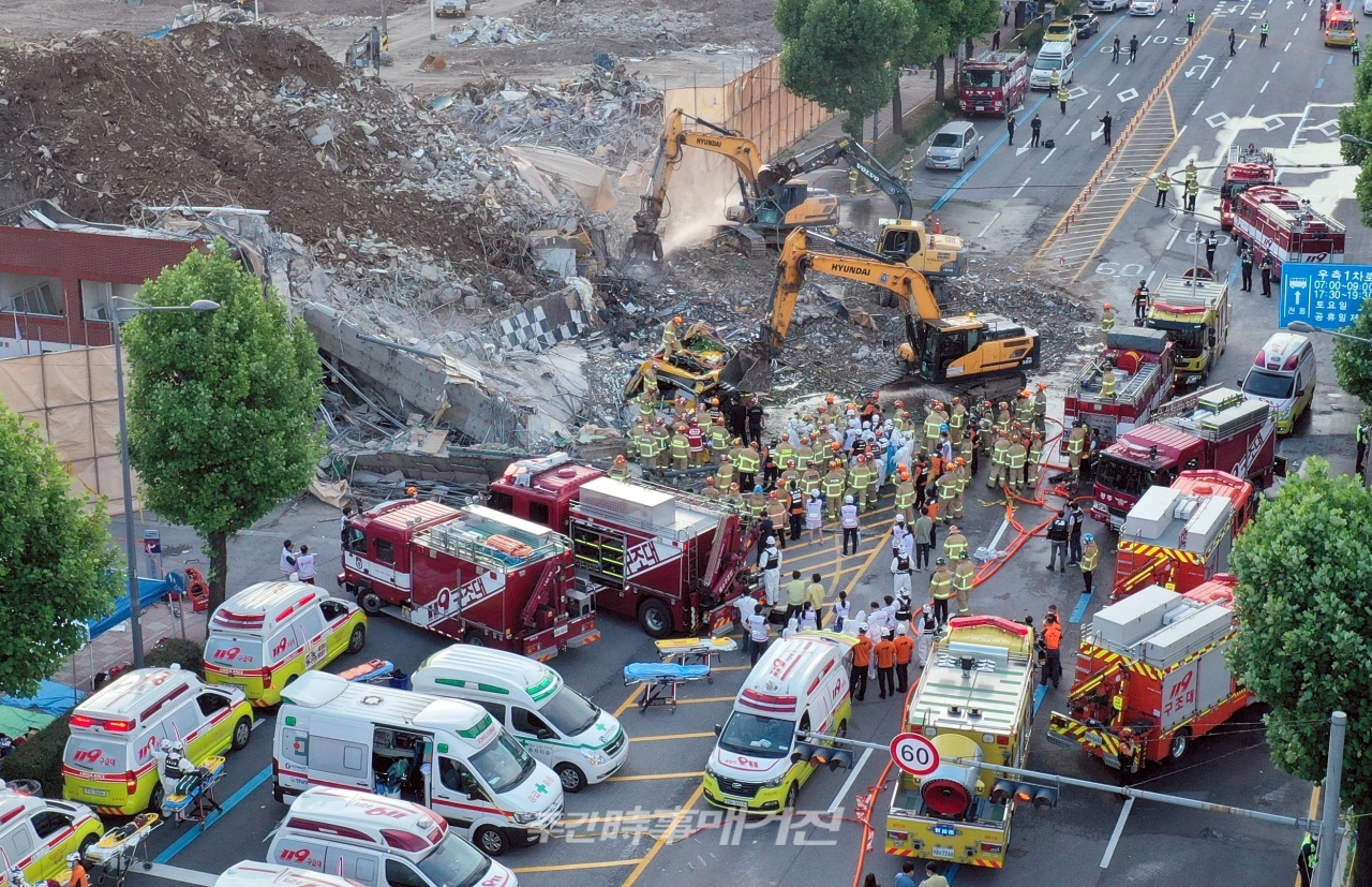 9일 오후 광주 동구 학동 재개발구역에서 철거 중이던 5층 건물이 붕괴돼 지나가던 버스를 덮쳤다. 119 소방대원들이 무너진 건축물에 매몰된 버스에서 승객 구조 작업을 벌이고 있다.
