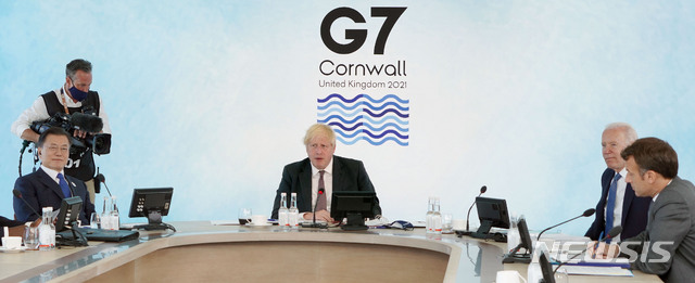 문재인 대통령이 12일(현지시간) 영국 콘월 카비스베이 양자회담장 앞에서 G7 정상회의에 참석한 정상들과 기념촬영을 마친 후 이동하고 있다.