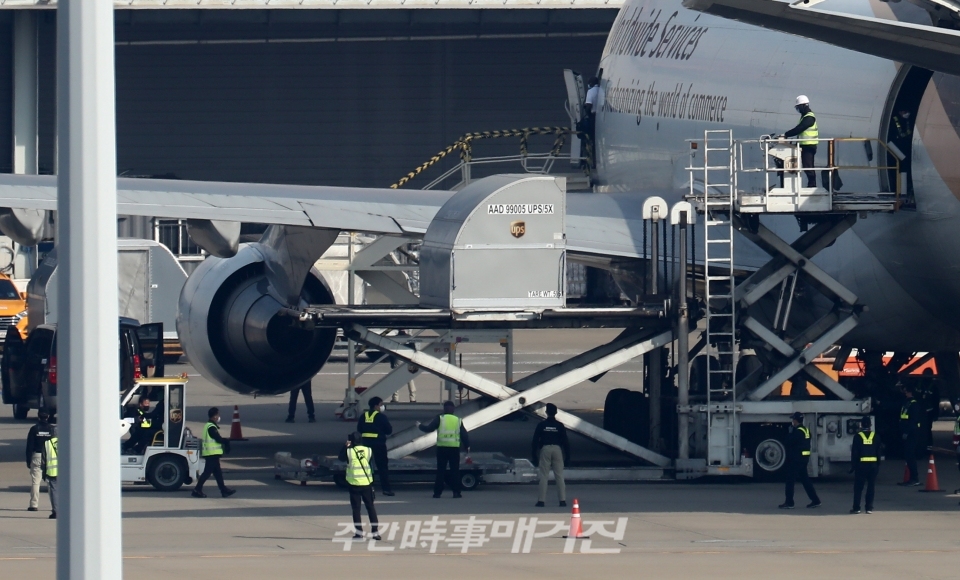 코로나19 화이자 백신 25만회분이 지난 21일 오전 인천국제공항 화물터미널에 도착하고 있다.