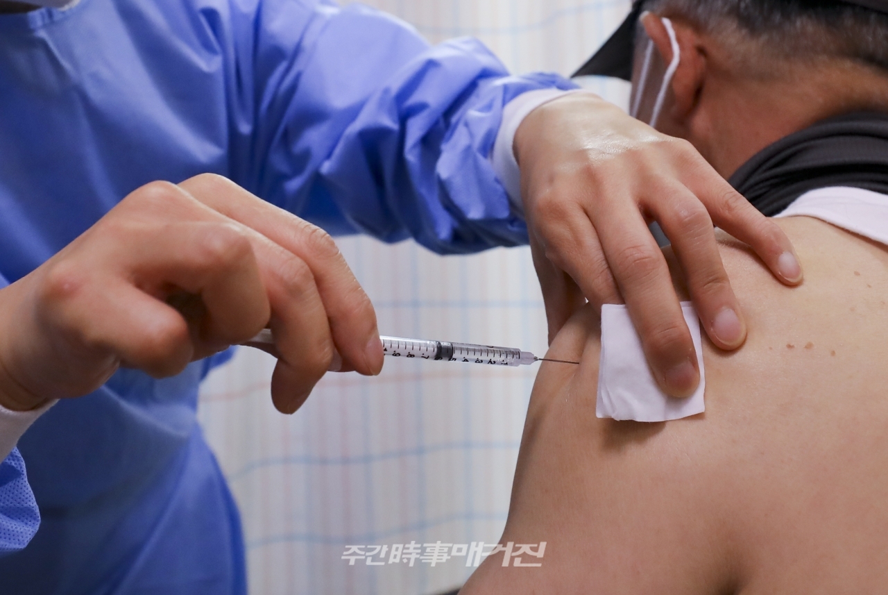 지난27일 오전 서울 중구 인제대학교 백병원을 찾은 한 어르신이 아스트라제네카 백신 접종을 받고 있다. ⓒ뉴시스