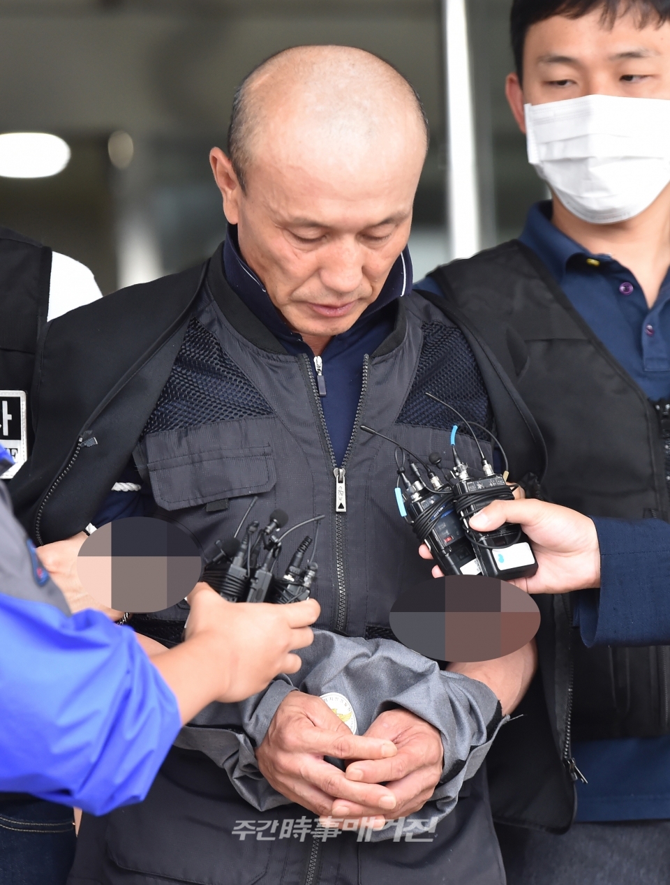 여자친구를 살해하고 사체를 유기한 혐의로 신상공개가 결정된 중국동포 유동수(49)가 지난해 8월5일 오전 경기 용인 동부경찰서에서 검찰로 이송되고 있는모습.ⓒ뉴시스