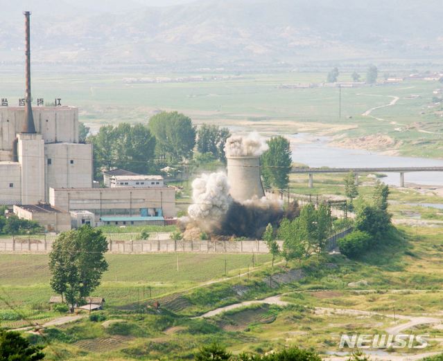 지난 2008년 6월 27일 북한 핵 냉각탑 파괴 모습