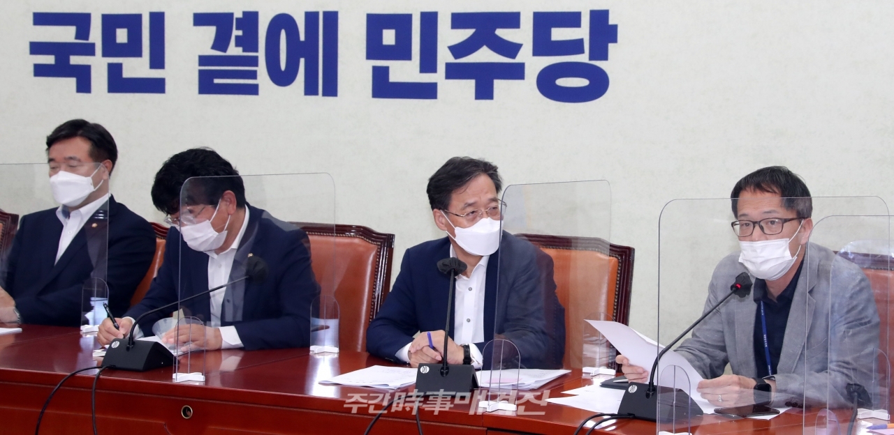 더불어민주당 박주민(오른쪽) 의원이 26일 국회에서 열린 정책조정회의에서 국민의힘 윤희숙 의원 관련 발언을 하고 있다.ⓒ뉴시스