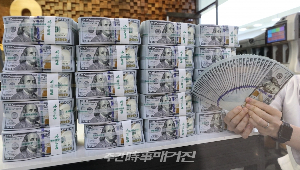한국은행이 3일 발표한 '2021년 8월 외환보유액'에 따르면 지난달 말 우리나라의 외환보유액은 4,639억3,000만 달러로 한 달 사이 52억5,000만 달러 증가했다. 직전 역대 최대 기록이었던 지난 7월(4586억8000만달러)를 넘어섰다. 우리나라 외환보유액은 올해 4월과 5월, 7월에 이어 8월까지 연달아 사상 최대 기록을 갈아치웠다. 이날 서울 하나은행 위변조대응센터에서 직원이 달러를 검수하고 있다. ⓒ뉴시스